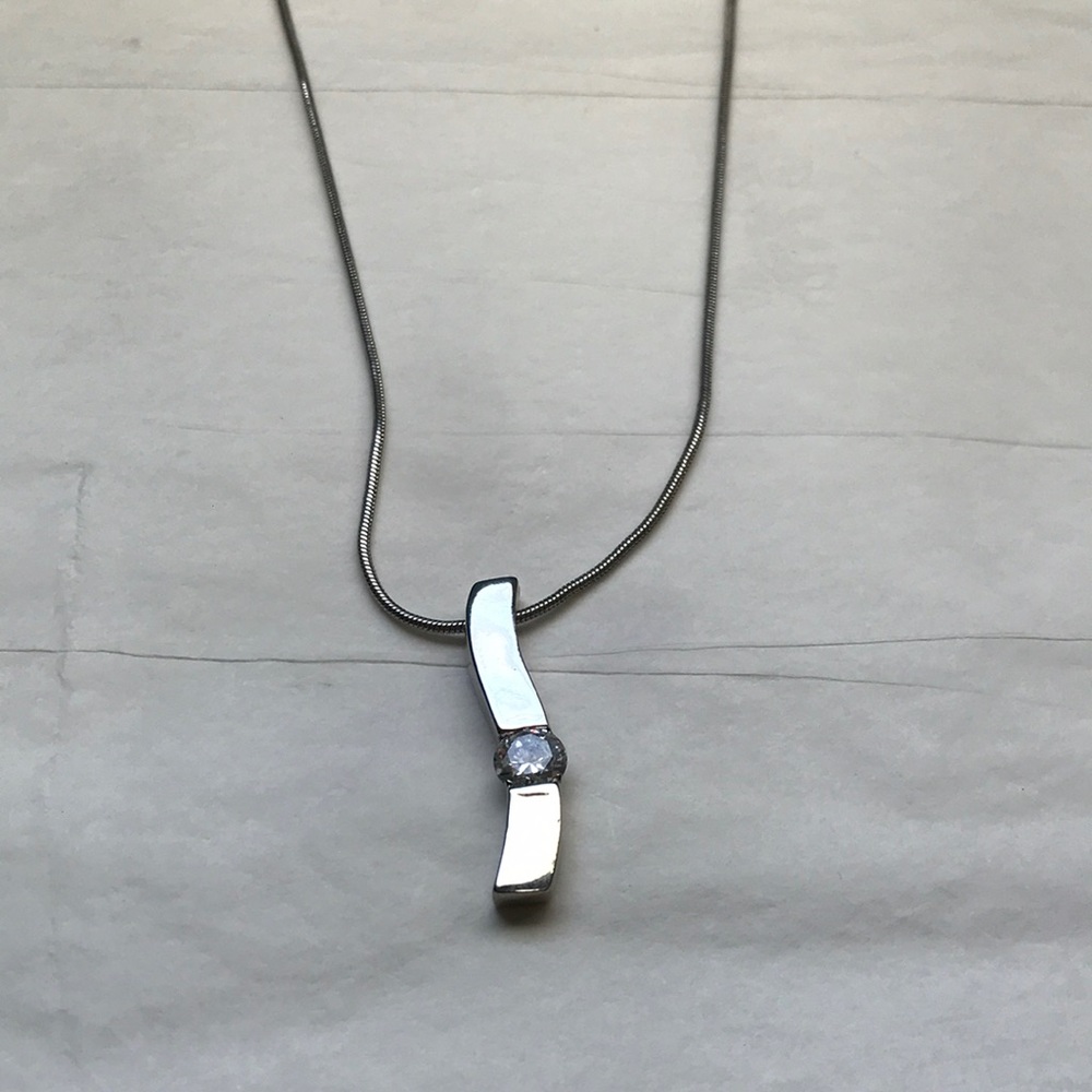 Express silver curve pendant w/Swarovski crystal
